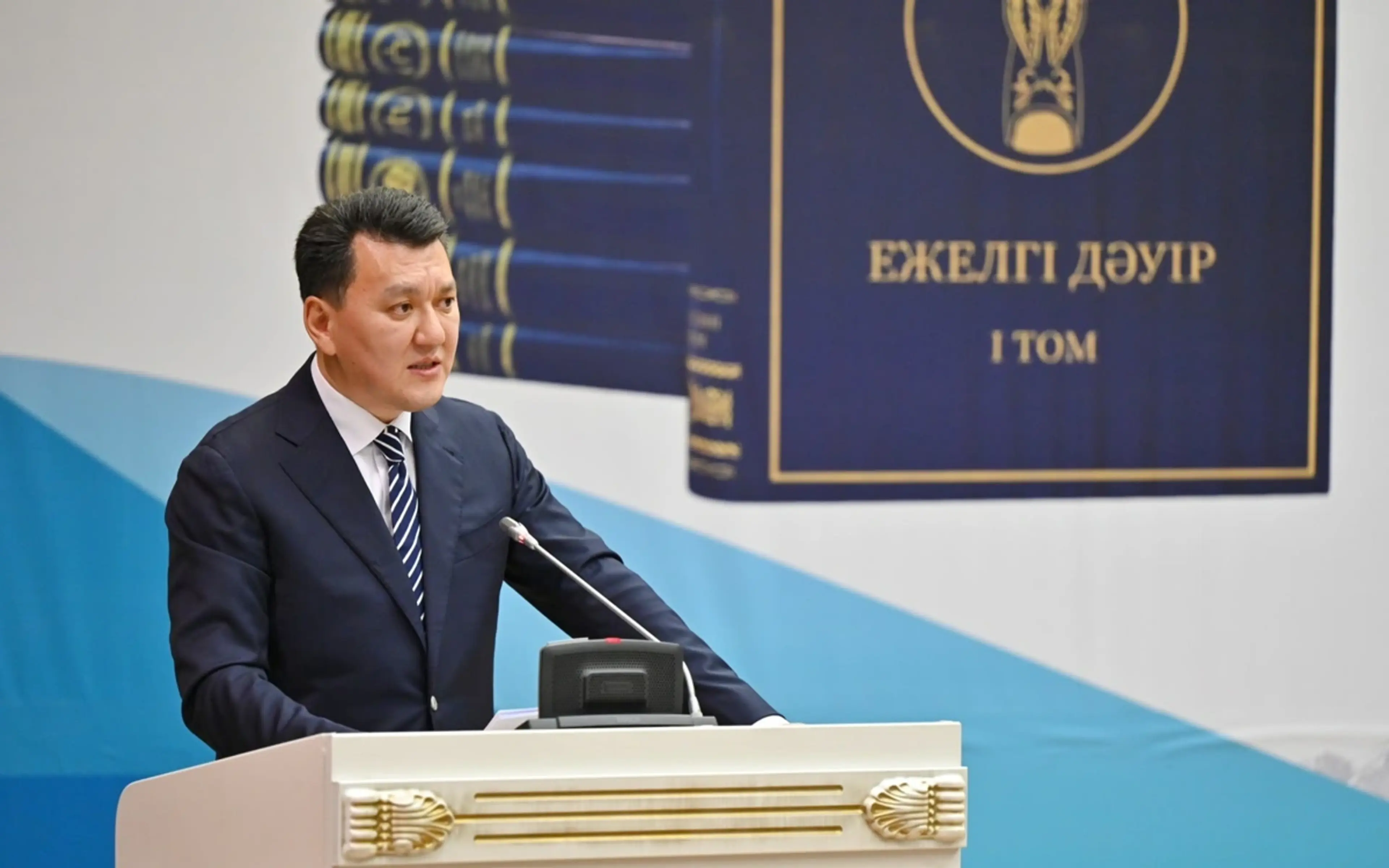 Ерлан Карин рассказал о вкладе многотомника по истории в обновление Конституции