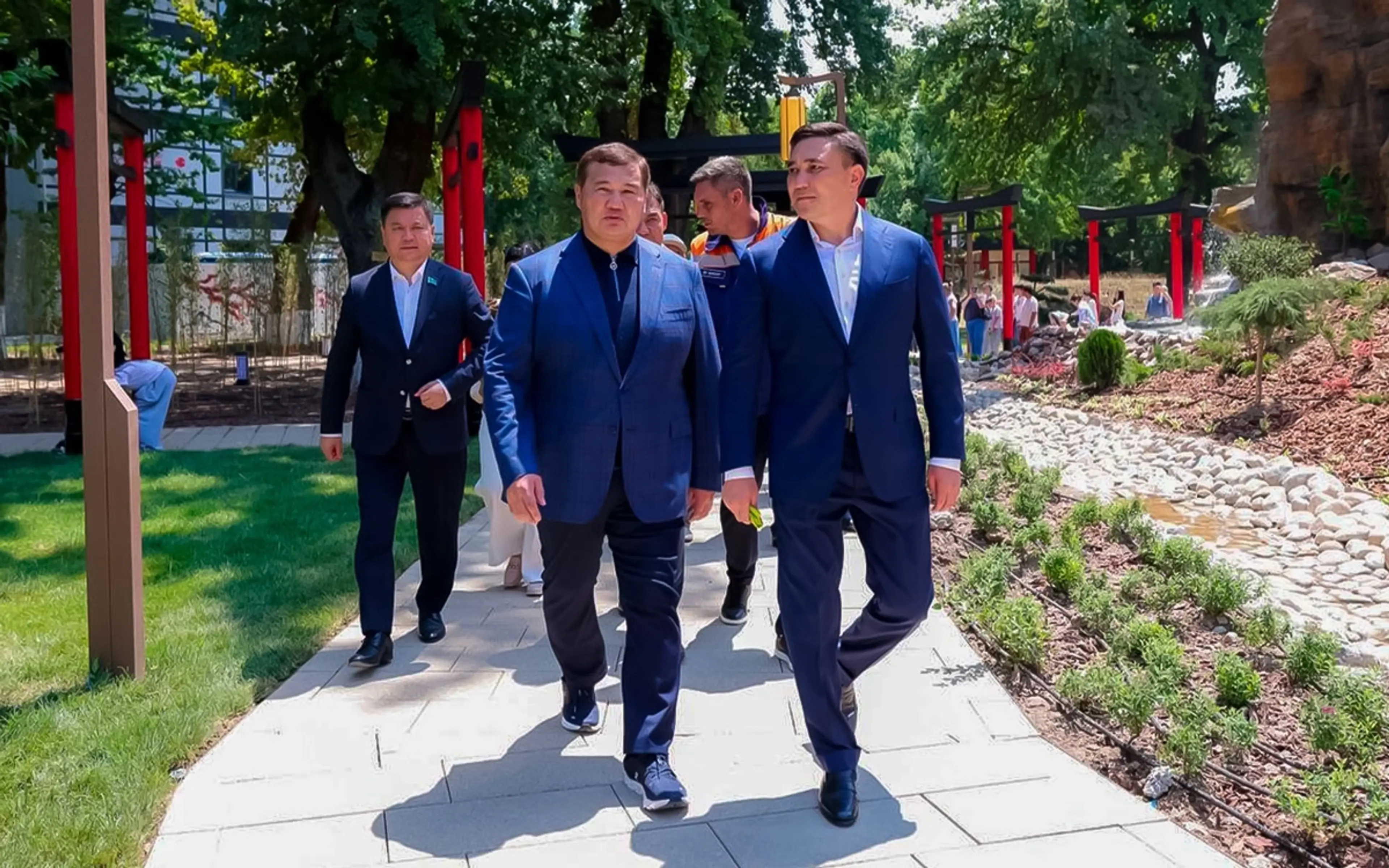 Нұрлыбек Нәлібаев Шымкентте Жапон саябағын ашып, зауыттарды тексерді