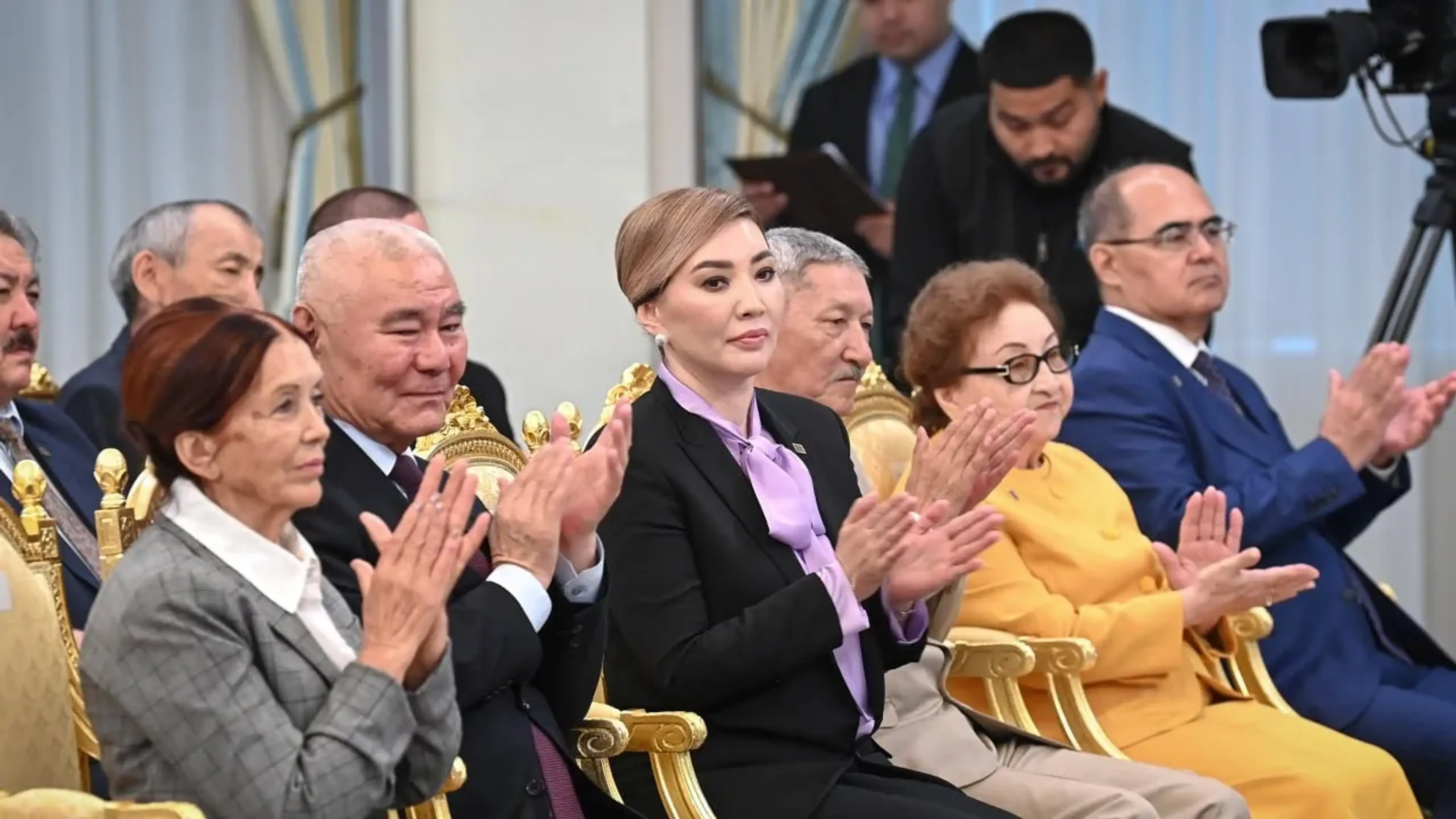 Телеведущая Айгуль Мукей получила награду от президента Токаева