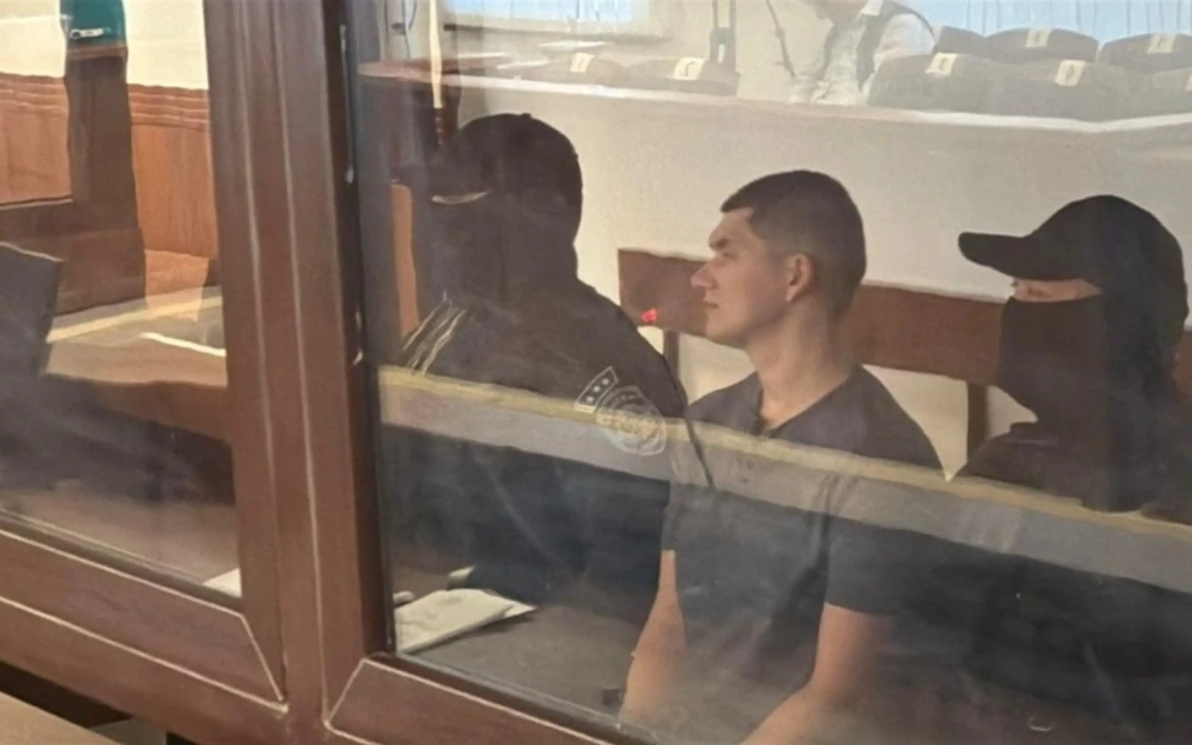 Атырауда төрт адамды өлтірді деп айыпталушы сотқа отбасылық қақтығыс туралы айтты