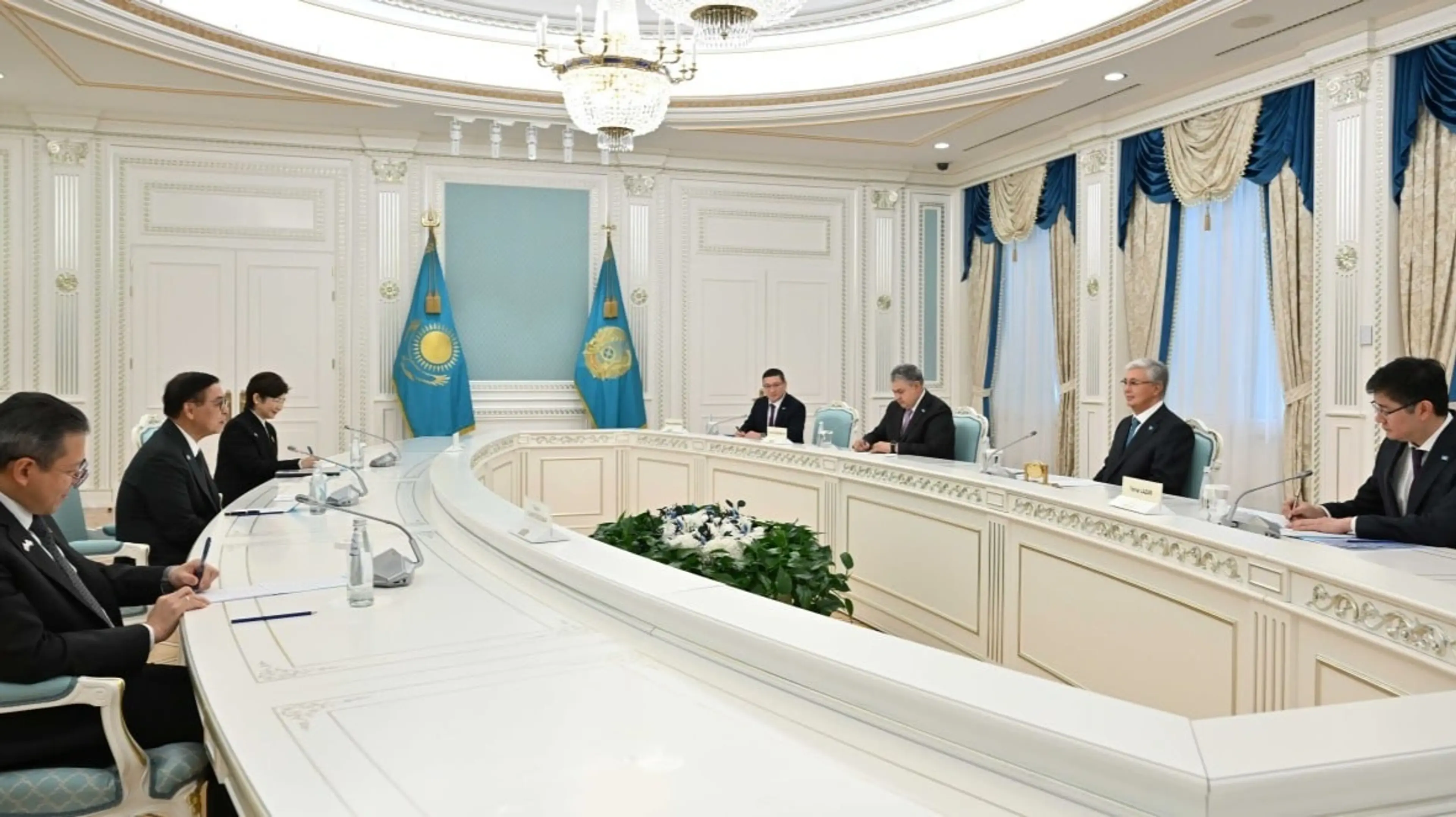 Токаев пригласил премьер-министра Таиланда посетить Казахстан
