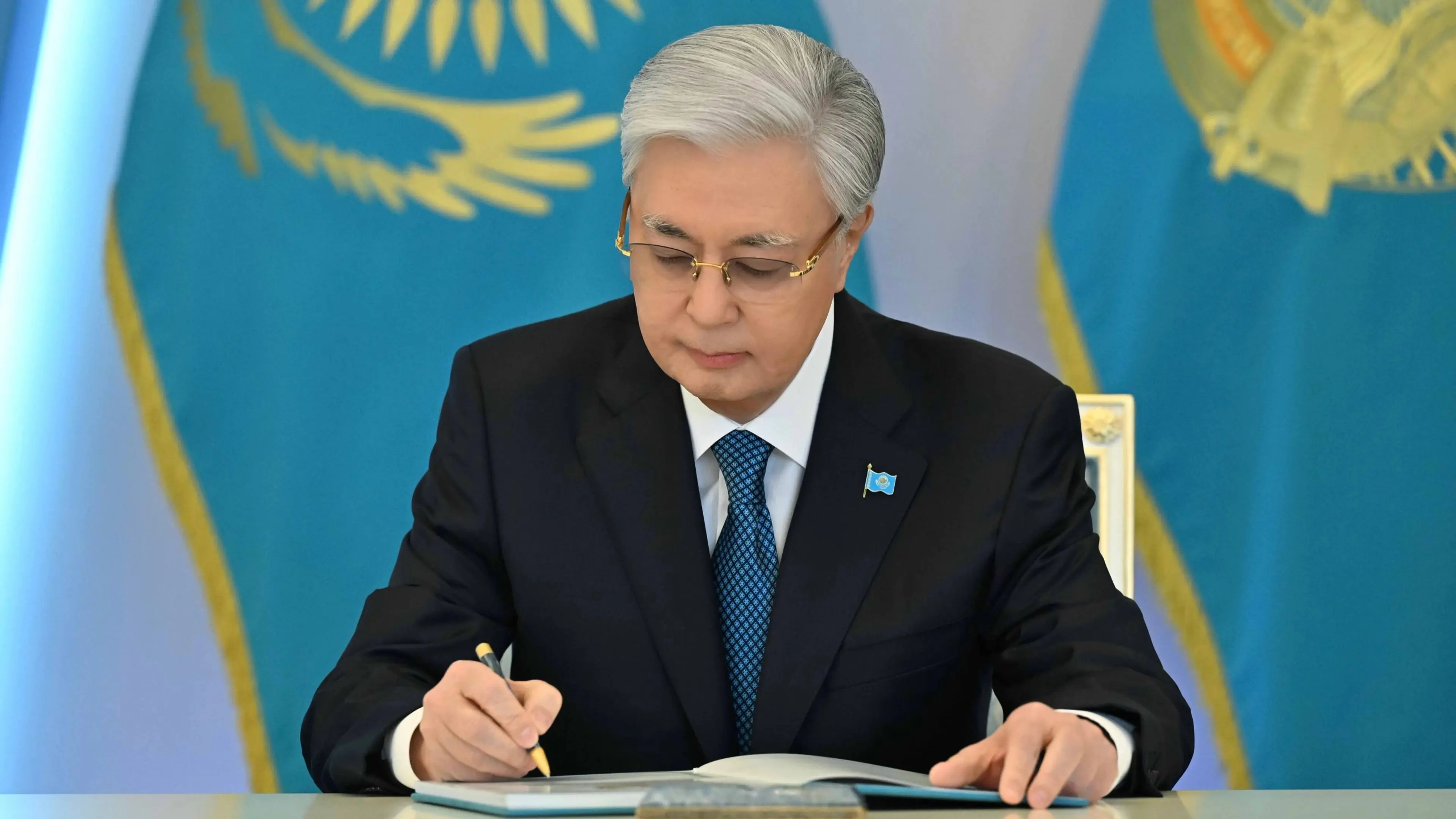 Президент Тоқаев Құрылтай сайлауы туралы жарлыққа қол қойды