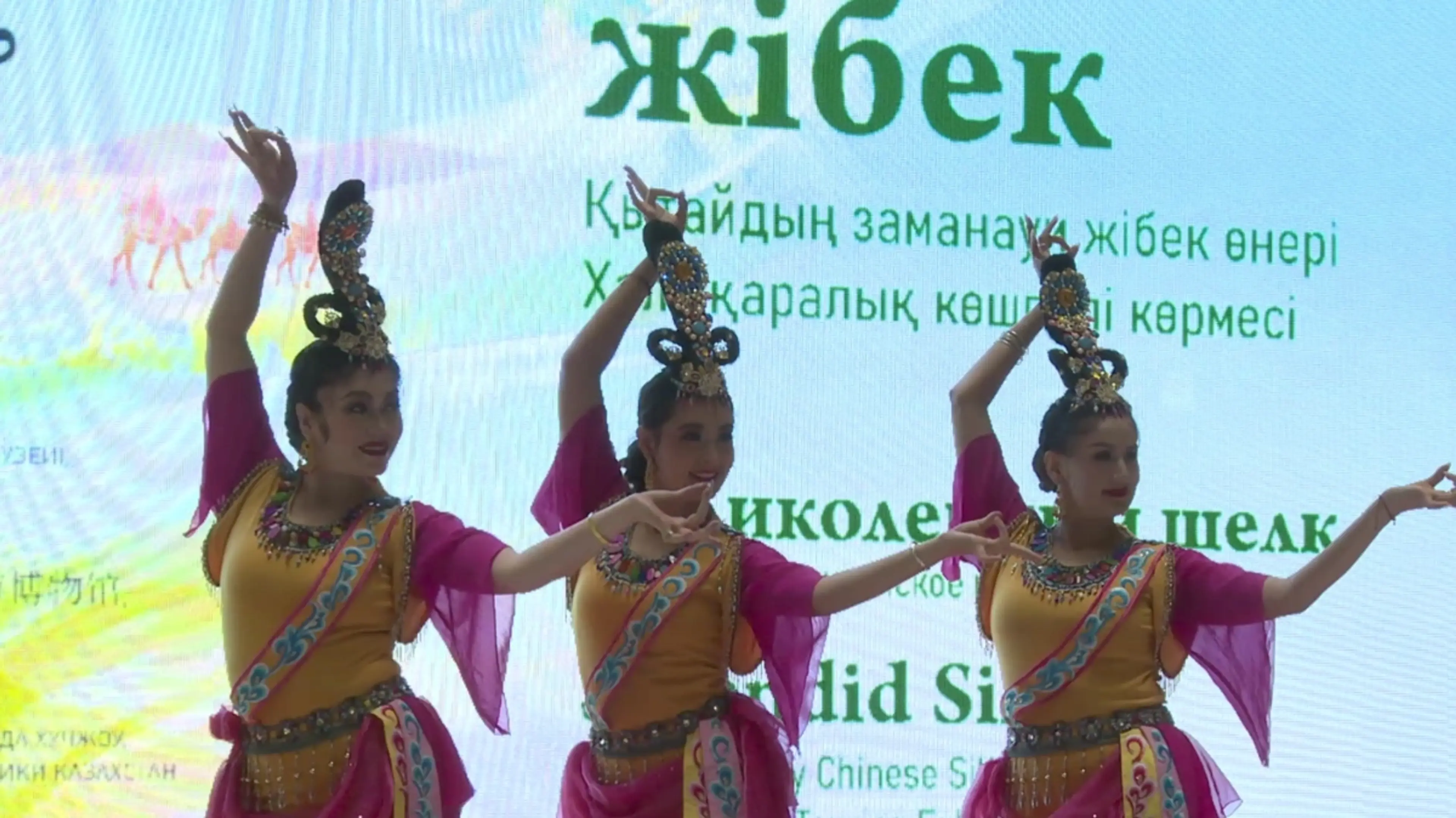 В Астане открылась выставка китайского шелка