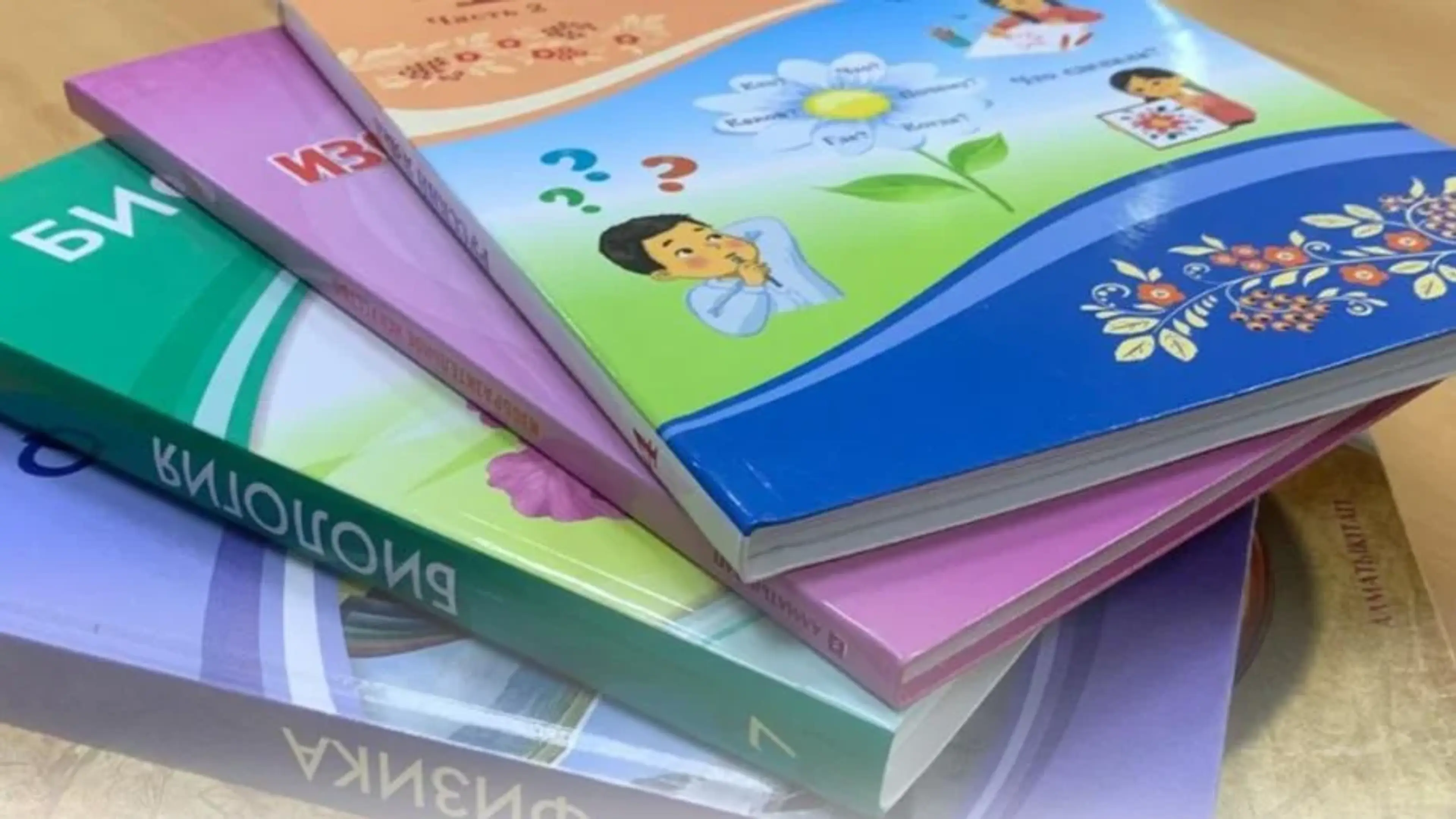 Қазақстанда мектеп оқулықтары кезең-кезеңімен жаңартылады