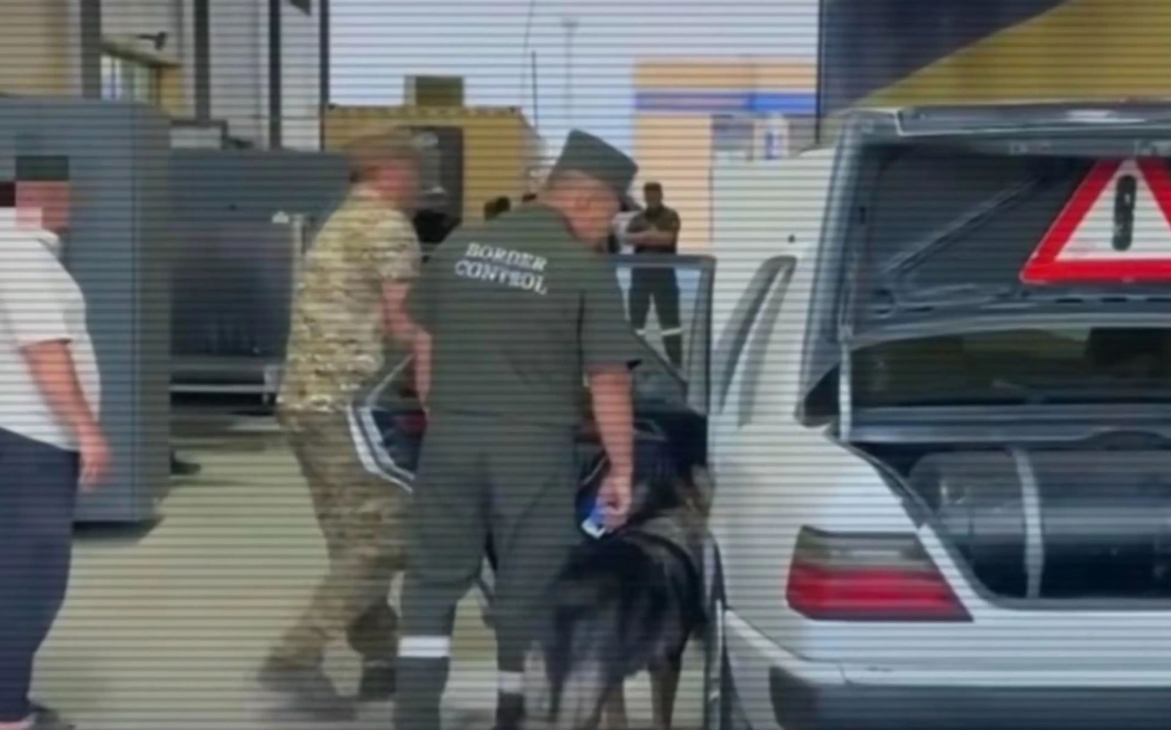 Полицейлер шекарада отынға арналған жасырын бактары бар автобусты тапты