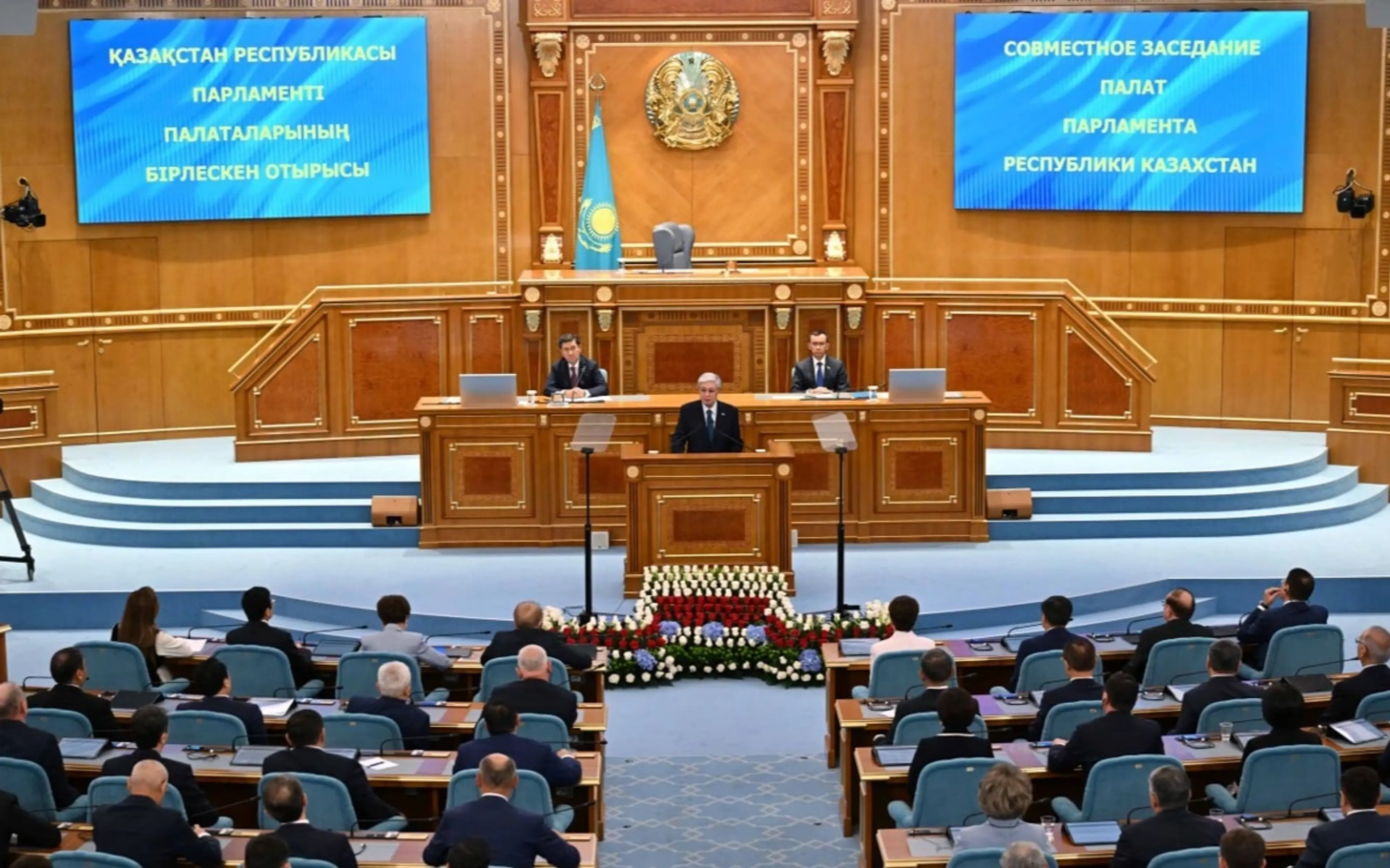 Жаңа Конституция 1 шілдеде күшіне енеді және парламент реформасын бастайды