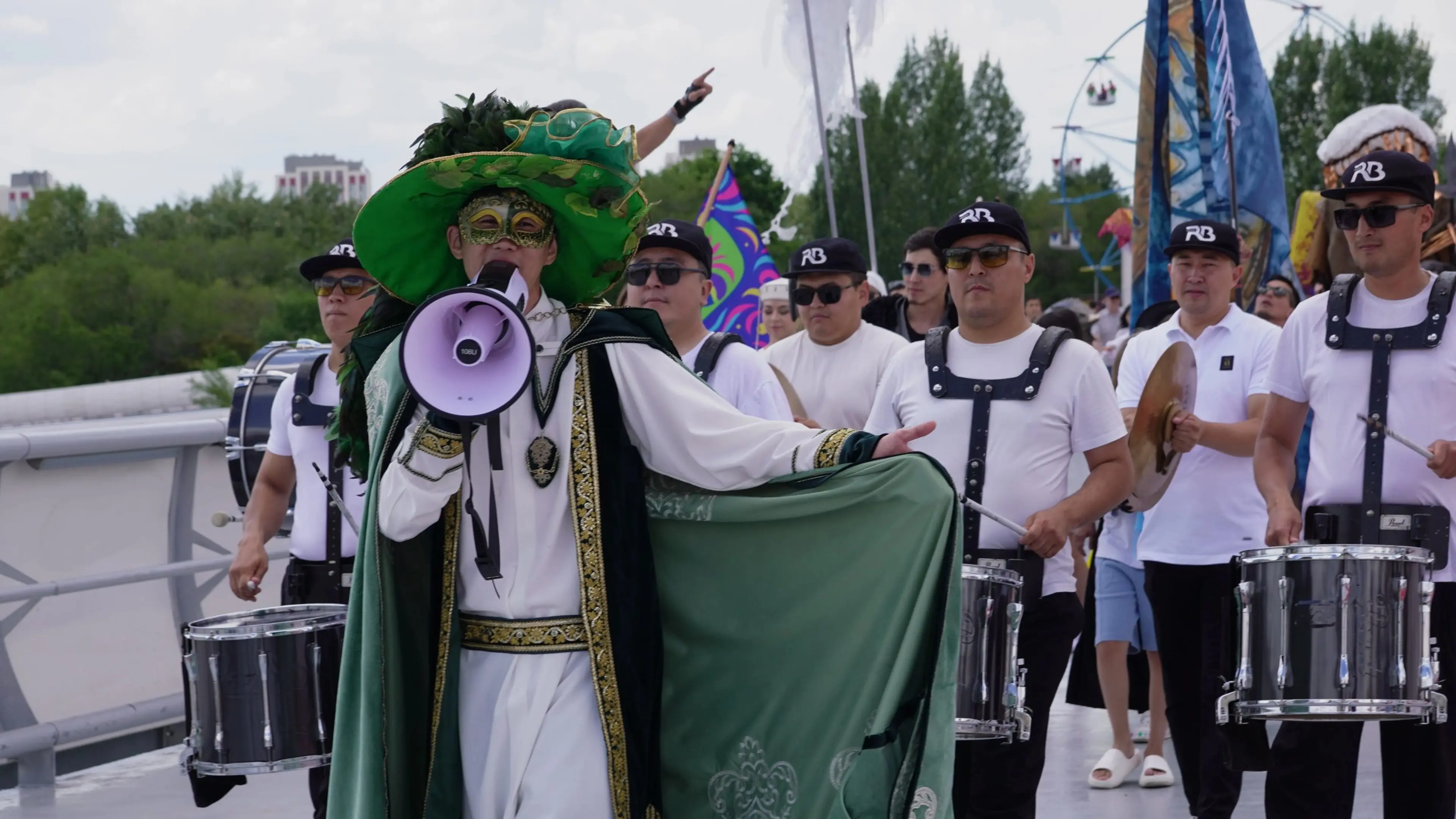 Артисты прошли по Астане в честь Дня домбры