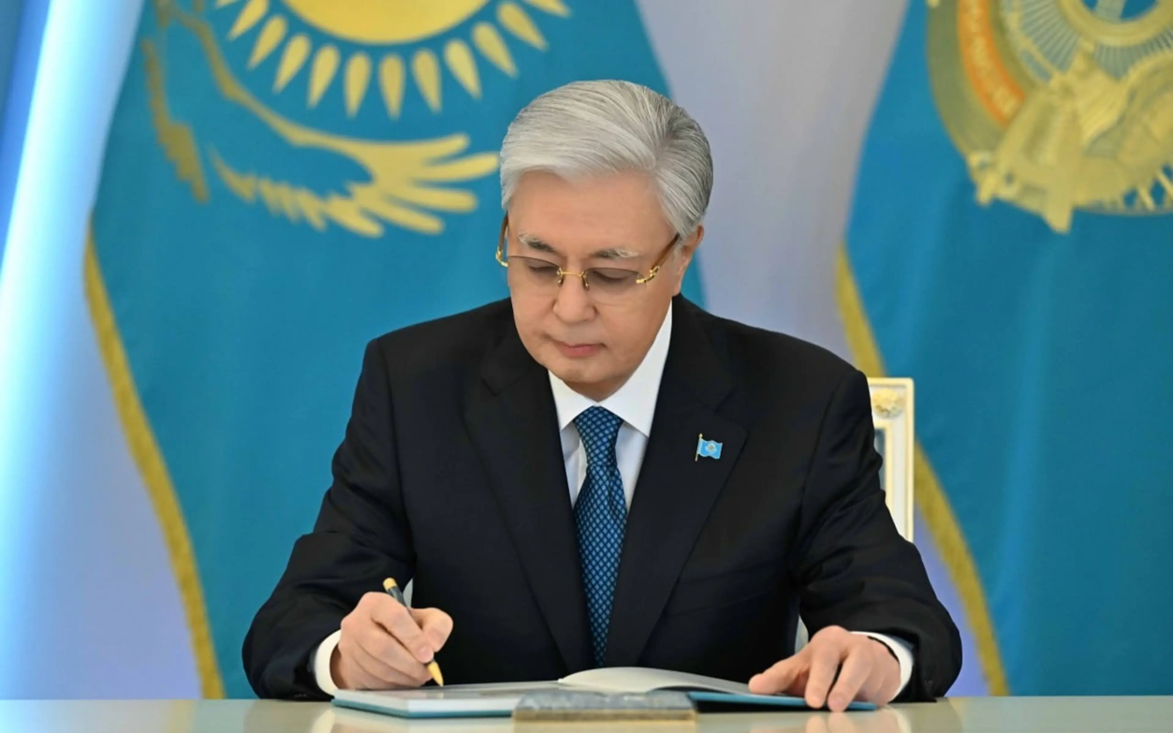 Президент сыбайлас жемқорлықпен күресті күшейту туралы заңға қол қойды