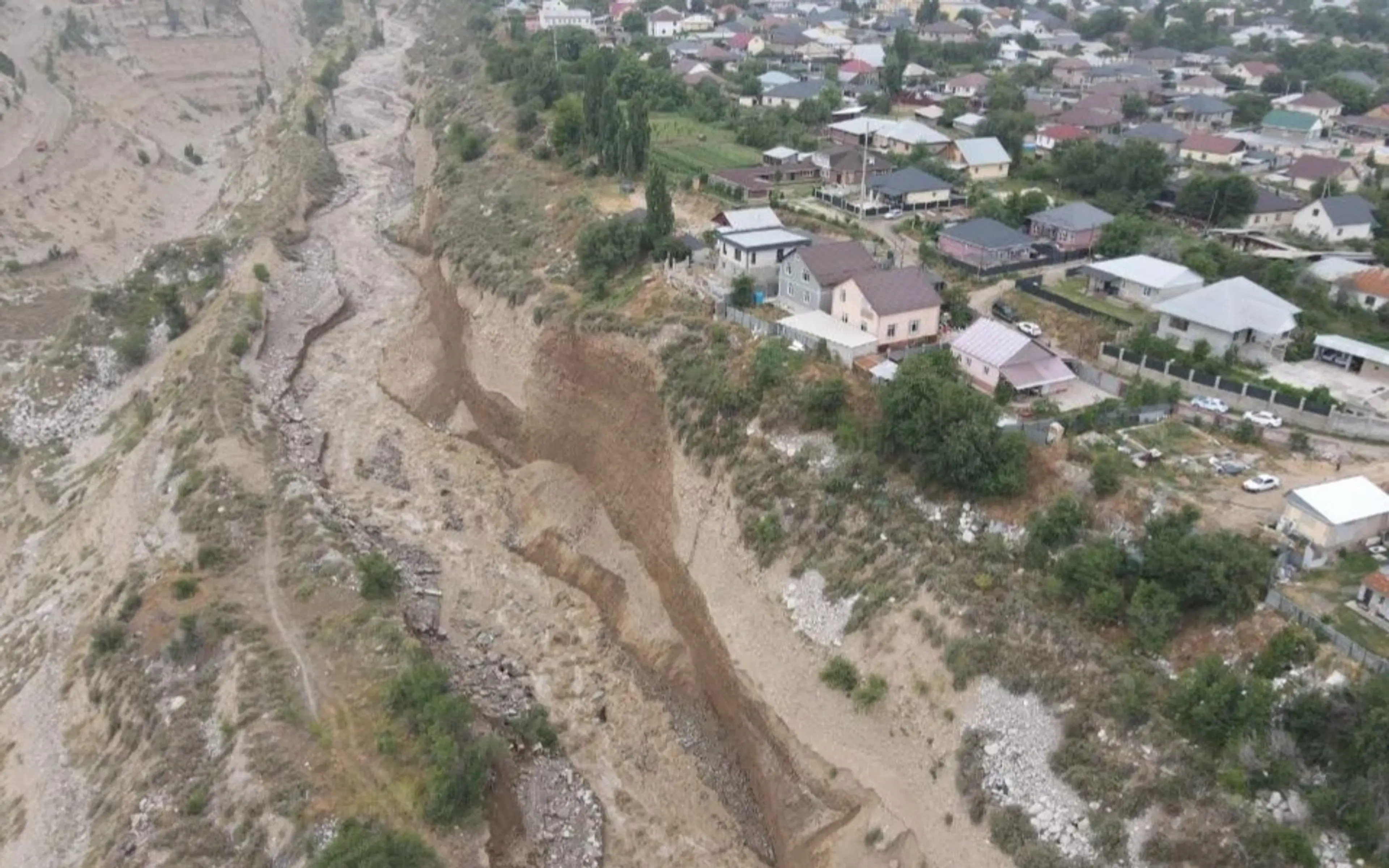 В Алматинской области спасатели возвращают воду в русло Аксая