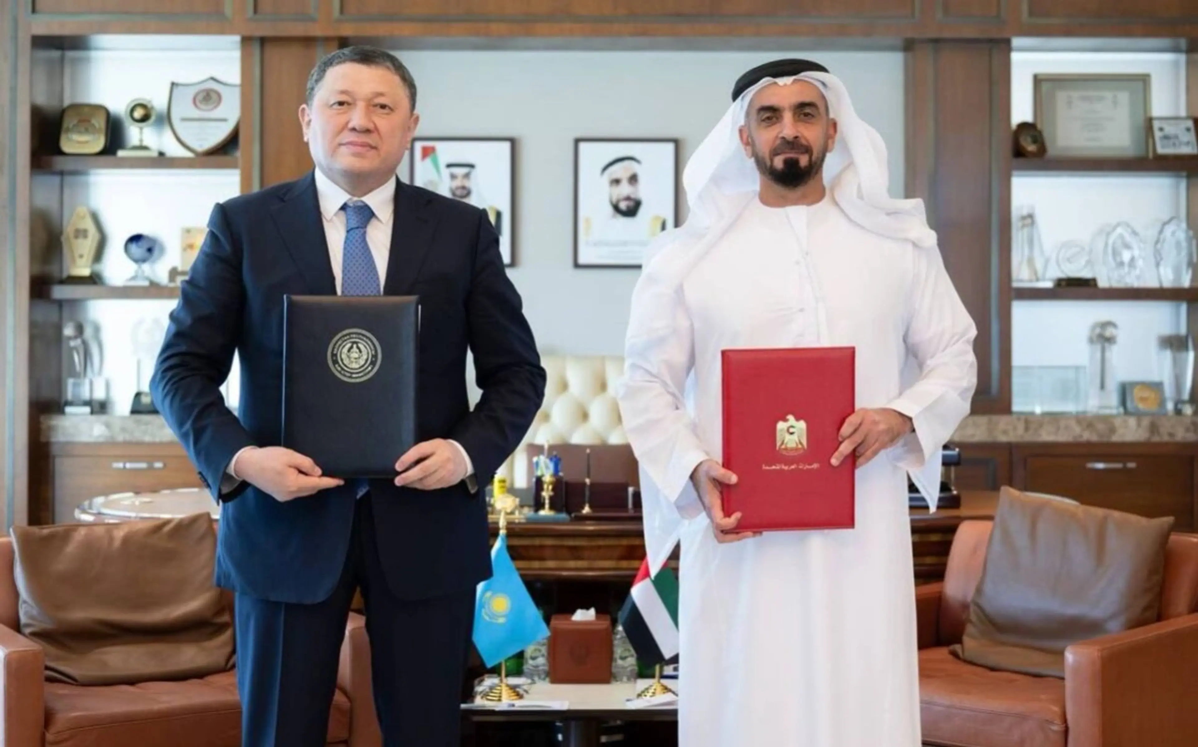 Казахстан и ОАЭ подписали меморандум о водительских удостоверениях