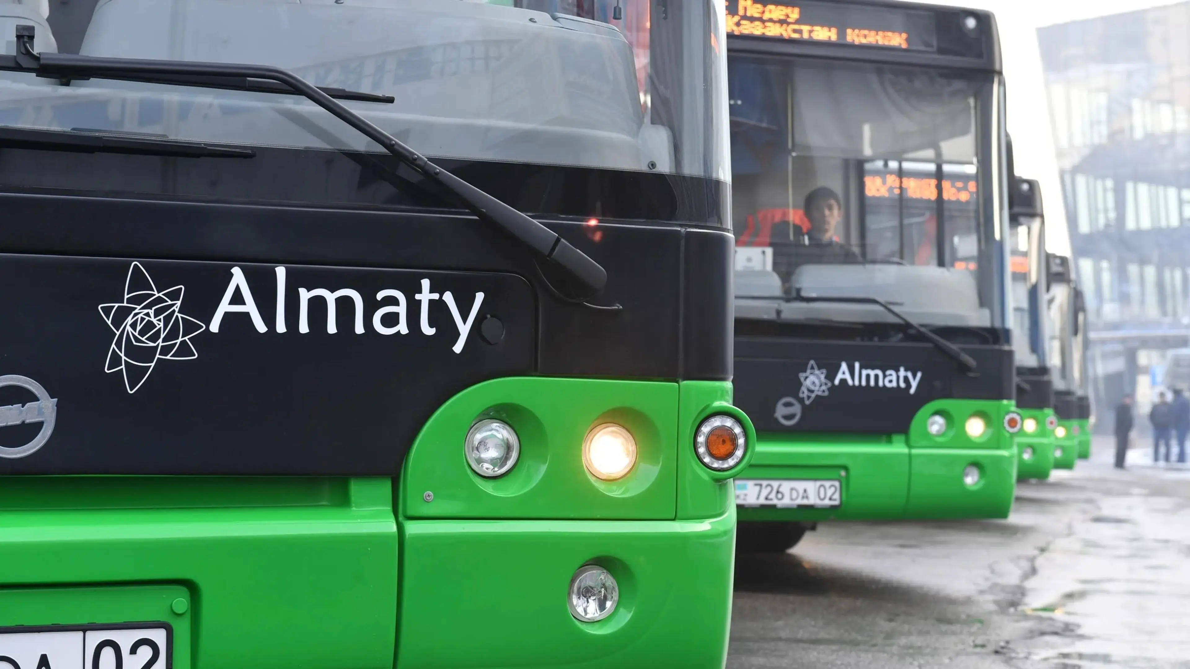 В Алматы изменили маршруты 12 автобусов