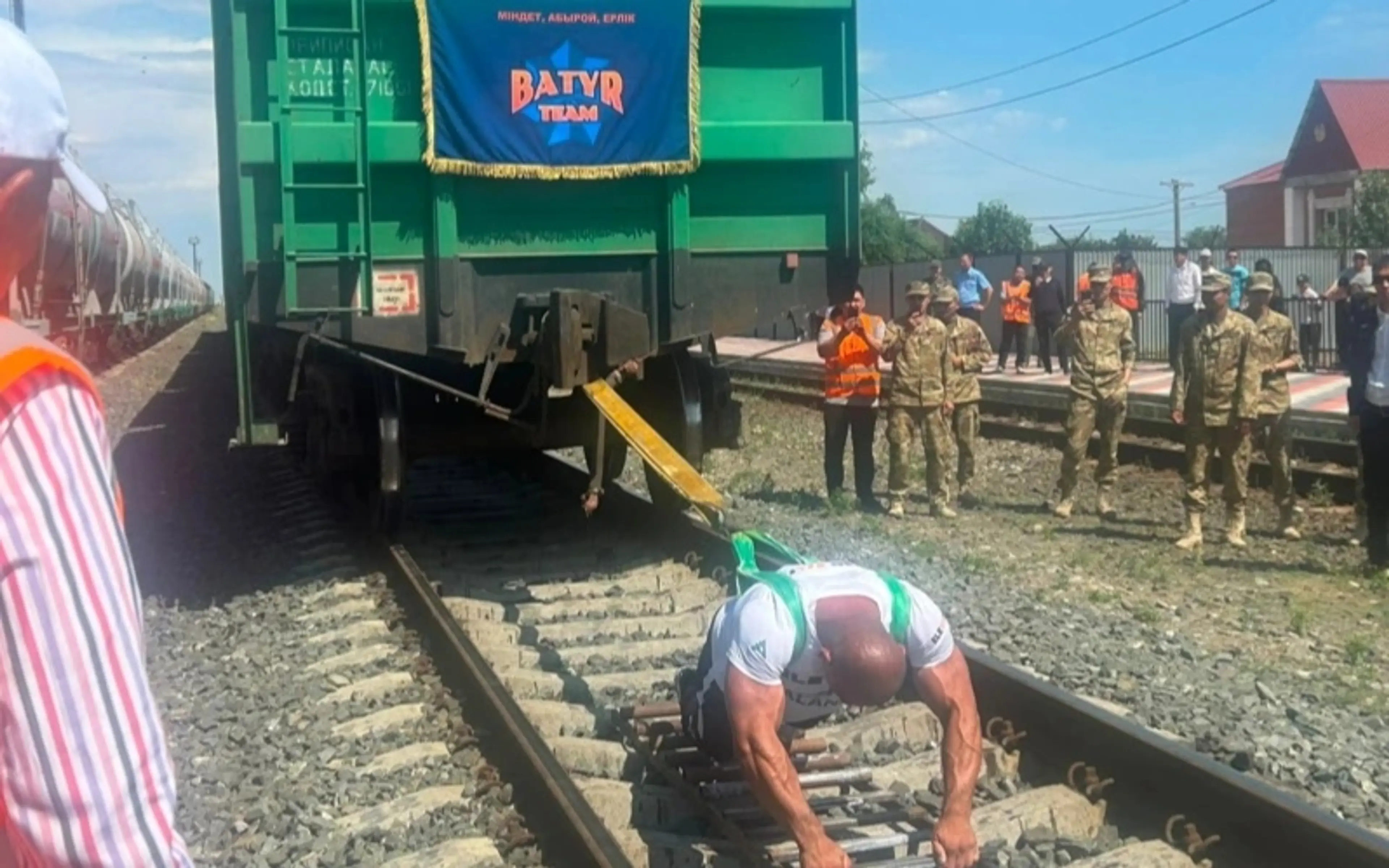 Атыраулық құтқарушы жеті вагонды сүйреп, ел рекордын жаңартты