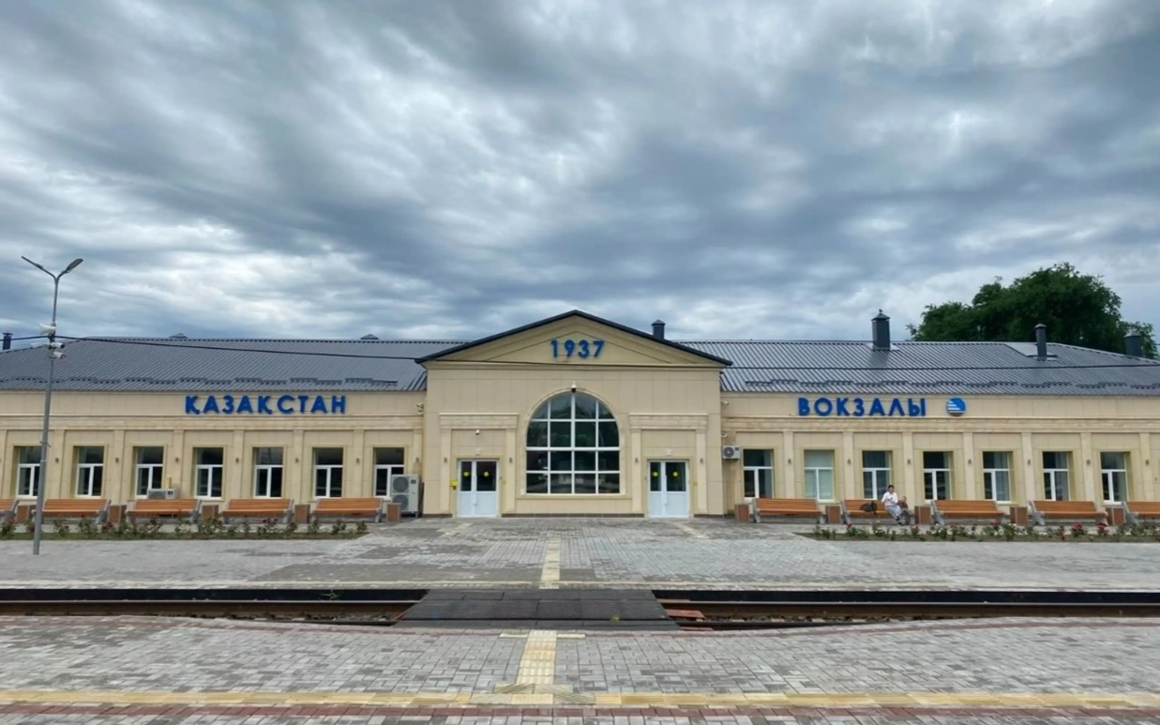 В ЗКО открыли два обновлённых железнодорожных вокзала